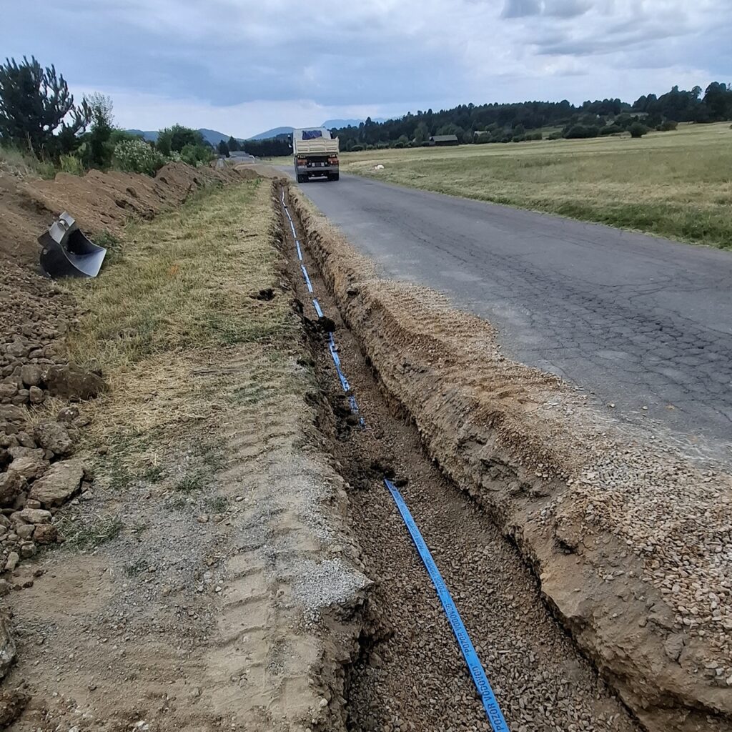 opozorilni trak nad vodovodom